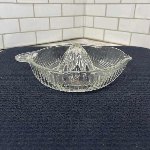 Vintage Clear Glass Hand Juicer Reamer Orange Lemon Citrus Juicer - Large - Picture 2 of 11
